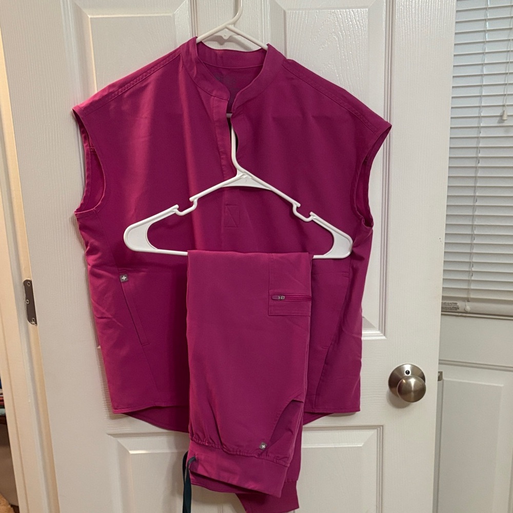 Figs magenta scrub set